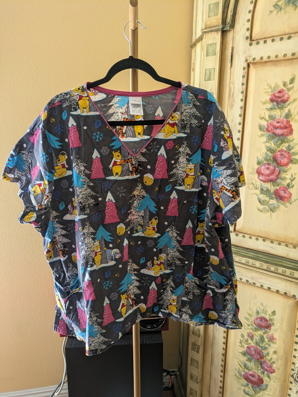 Disney Scrub Top V-Neck Top in Gray, Pink, Blue & Yellow Winnie The Pooh Sz 3x